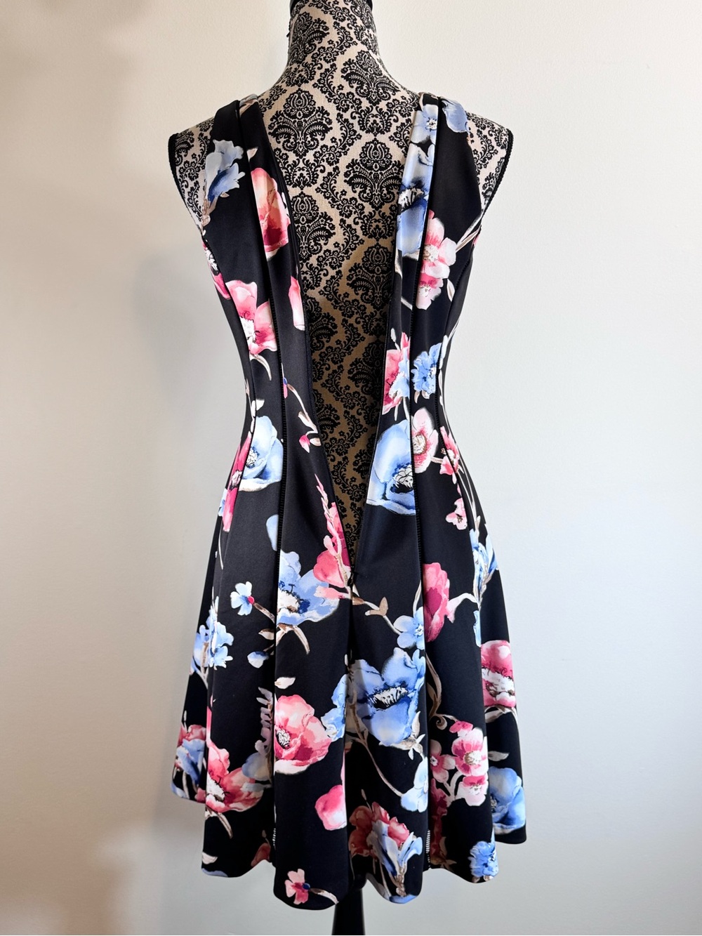 White House Black Market Fit-and-Flare Dress in Pink and Blue Floral size 4 - Picture 5 of 9